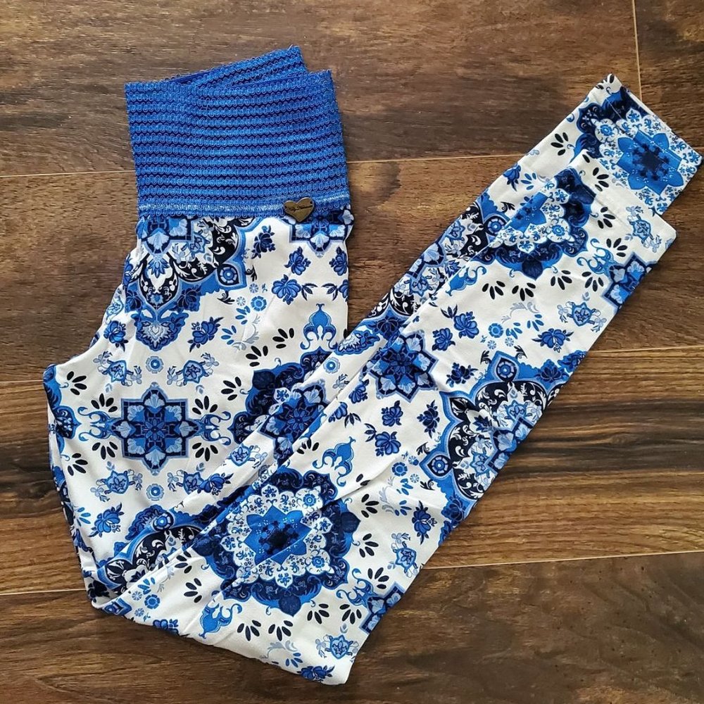 Cute Booty Lounge Leggings - Electric Tea Cup- med